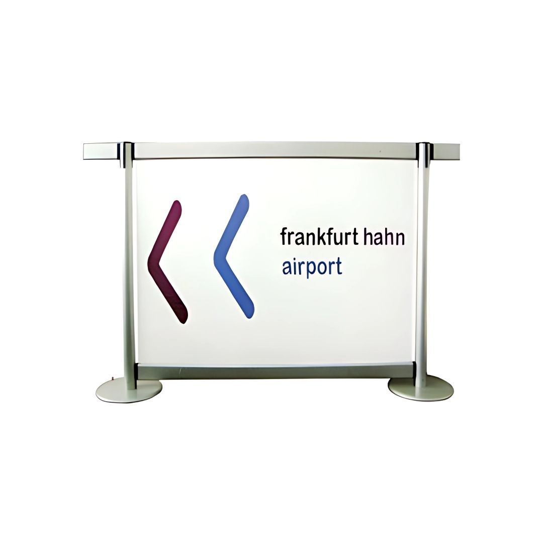 Panel publicitario rotulado en vinil con marco oval y conectores